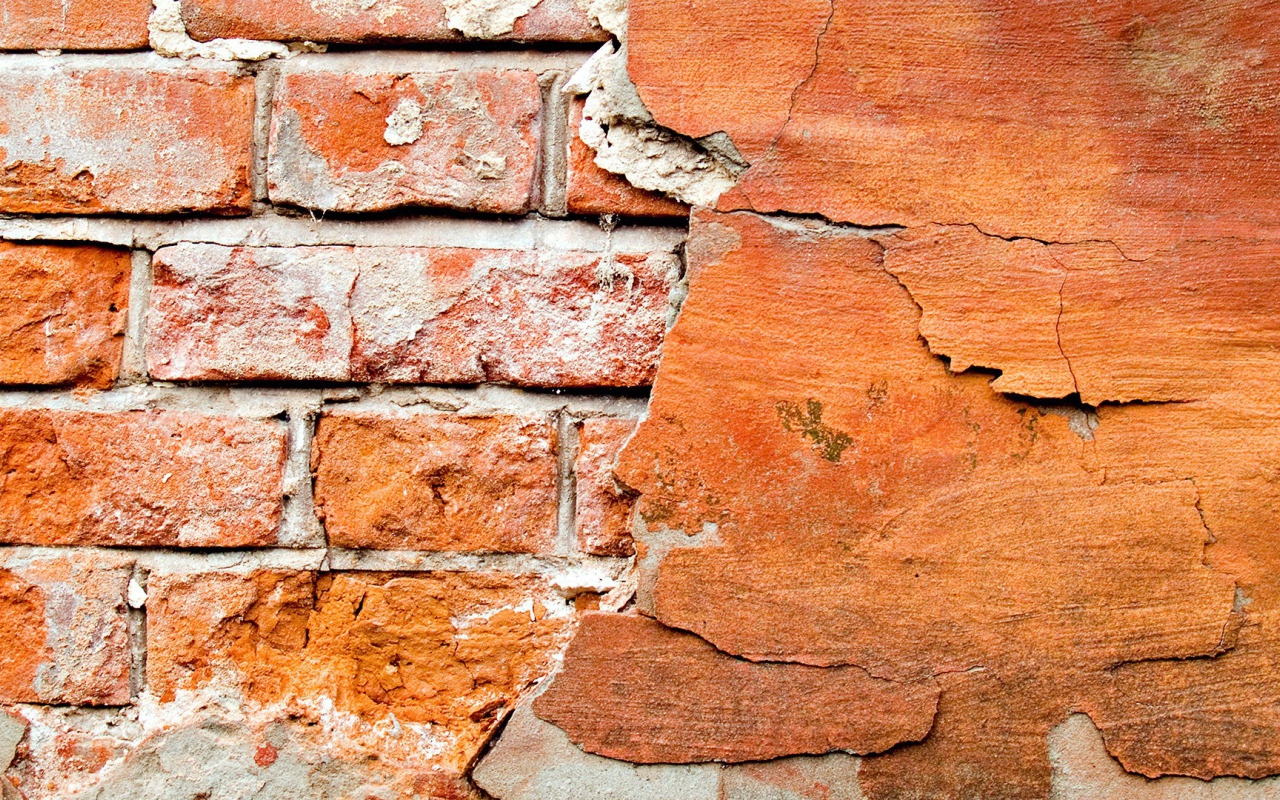 Осыпавшаяся красная штукатурка