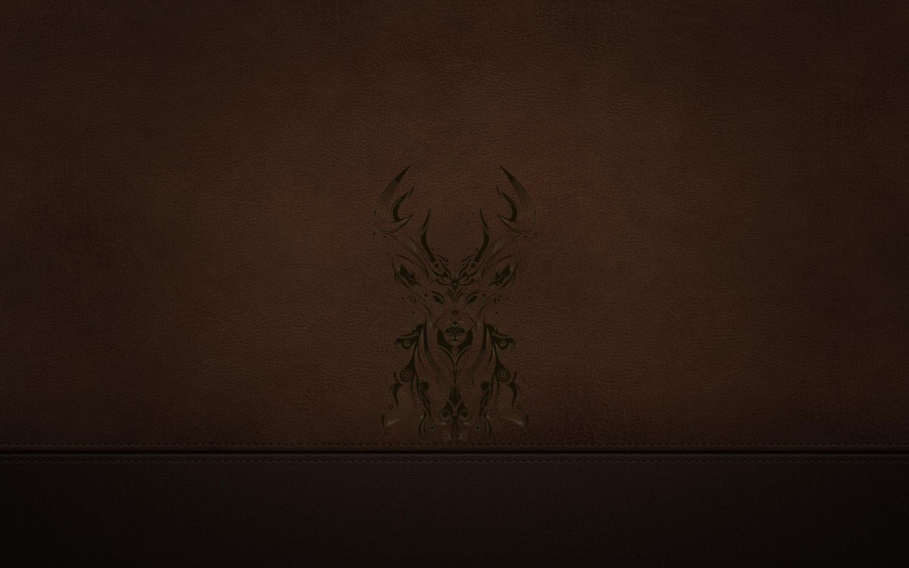 Силуэт оленя на коричневой коже