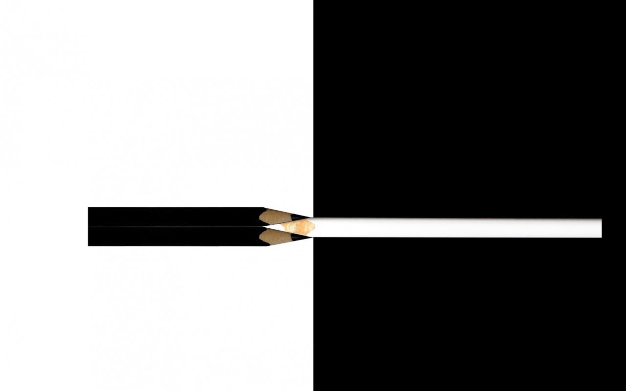 Белый и черный карандаши