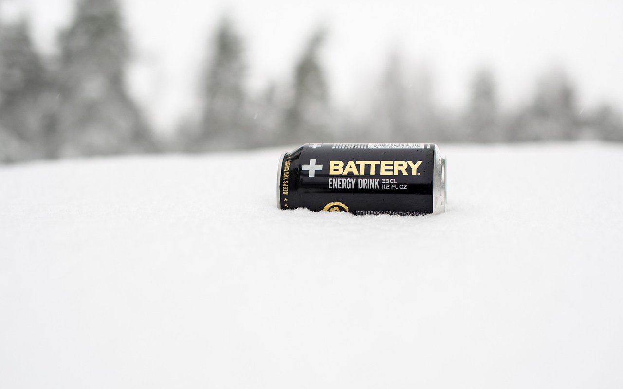 Банка энергетика на снегу