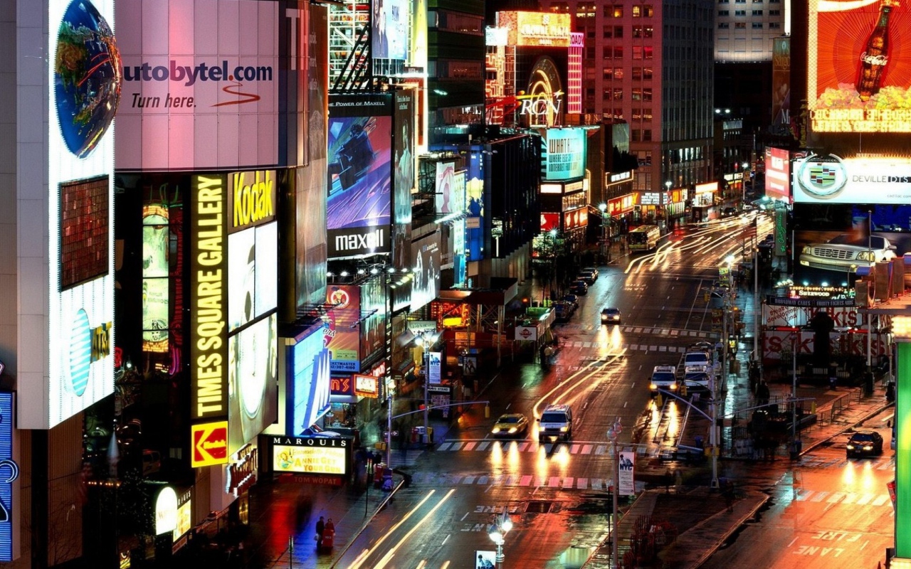 Реклама на небоскребах в большом городе