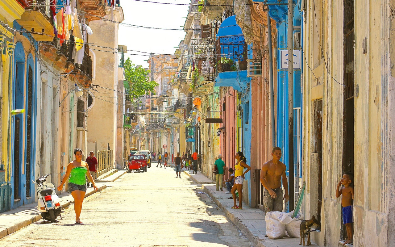 Старинные дома на улице в Гаване
