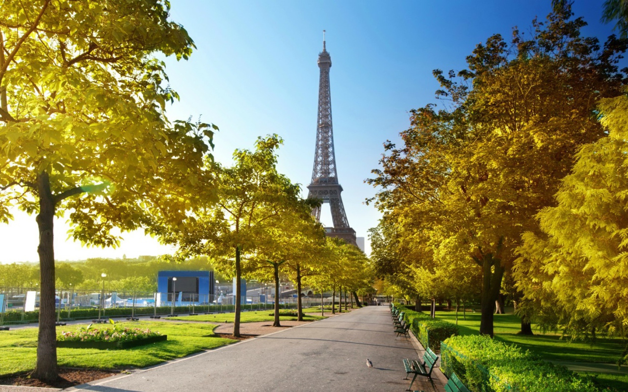 Осенняя аллея в Париже