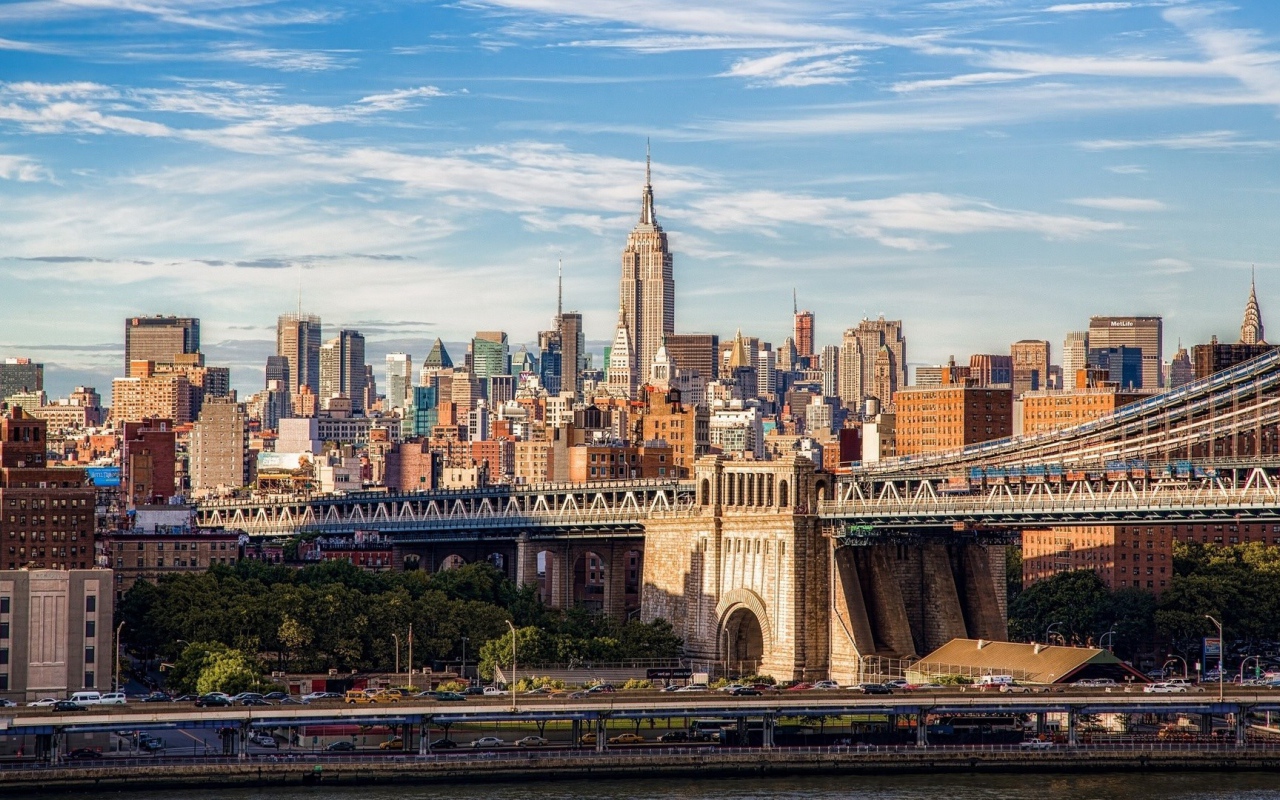 Мост на фоне построек Нью-Йорка