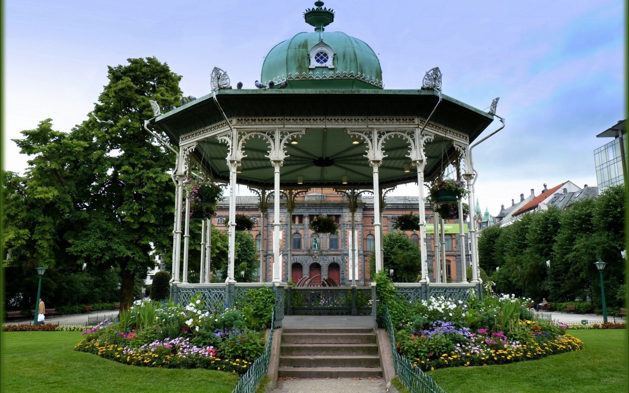 Резная деревянная беседка в парке