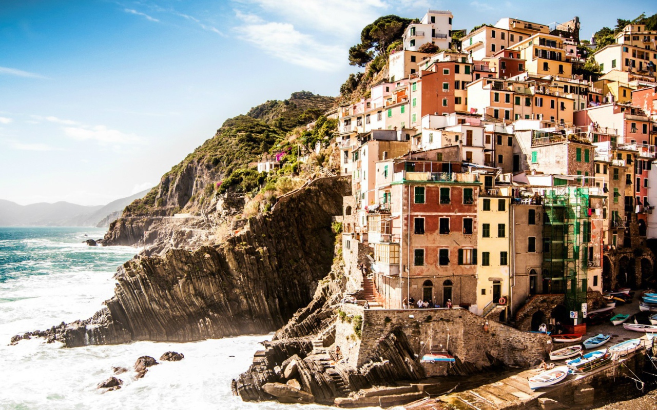 Город на берегу моря Риомаджоре, Италия