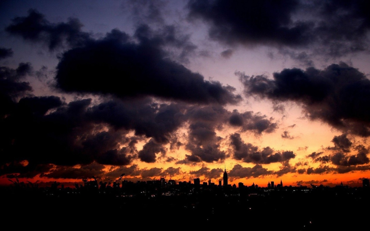 Темные облака над городом