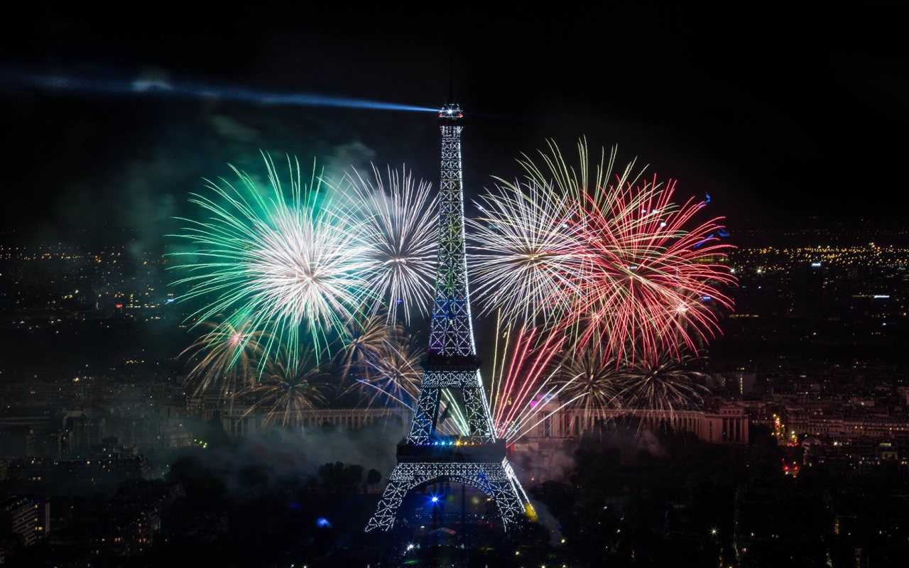 Праздничный фейерверк в Париже