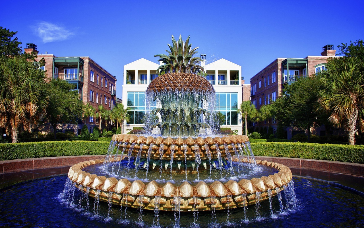 Фонтан в виде ананаса