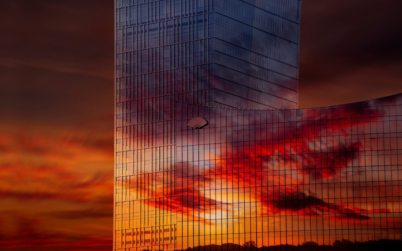 Зеркальный небоскреб в Китае