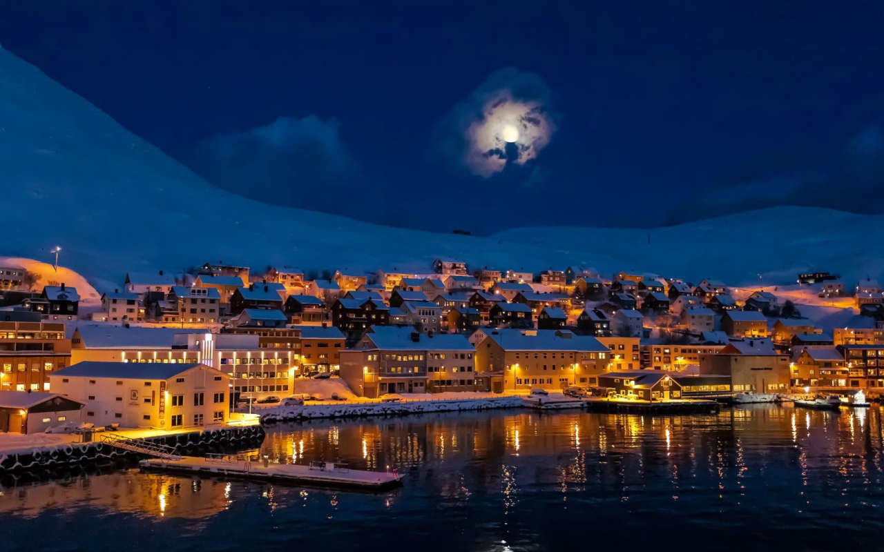 Луна над городом Альту, Норвегия