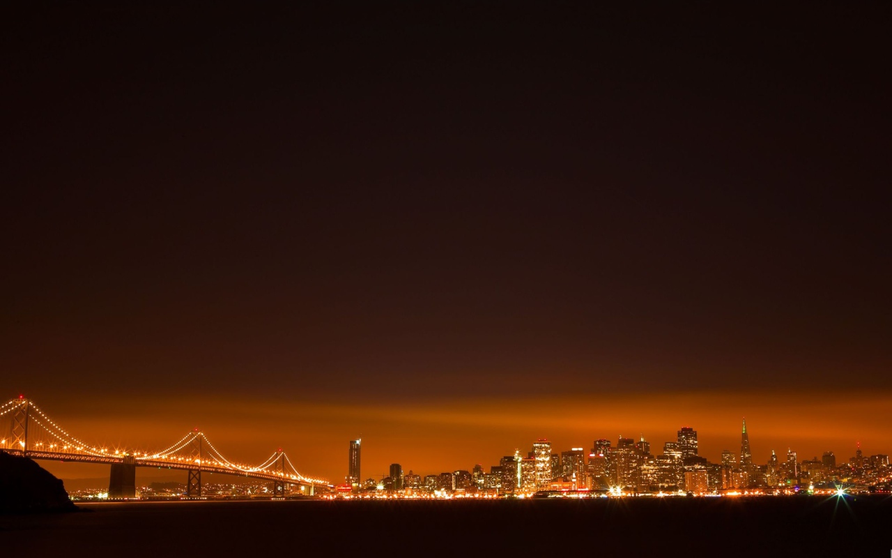 Оранжевое сияние над городом