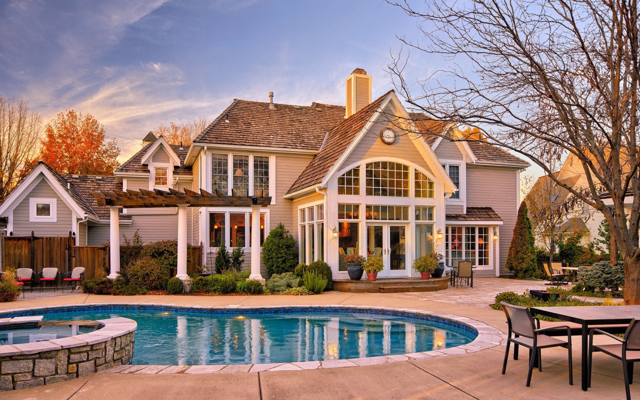 Бассейн у дома в спальном районе