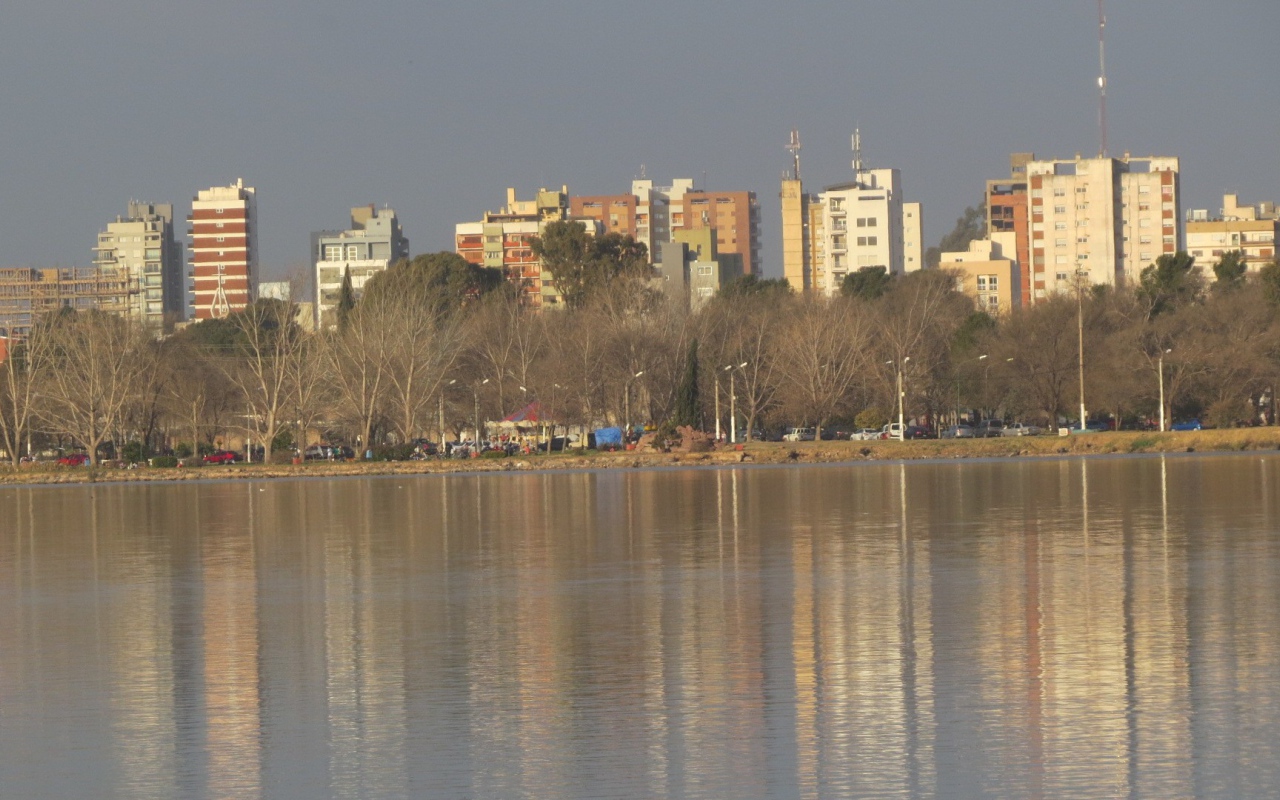 Жилые здания на берегу городского пруда