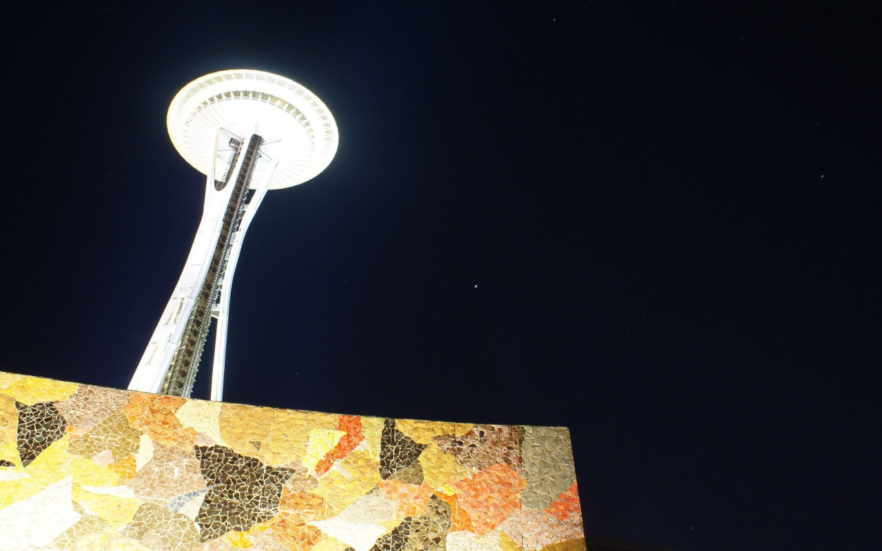 Сияющая телебашня в Сиэтле