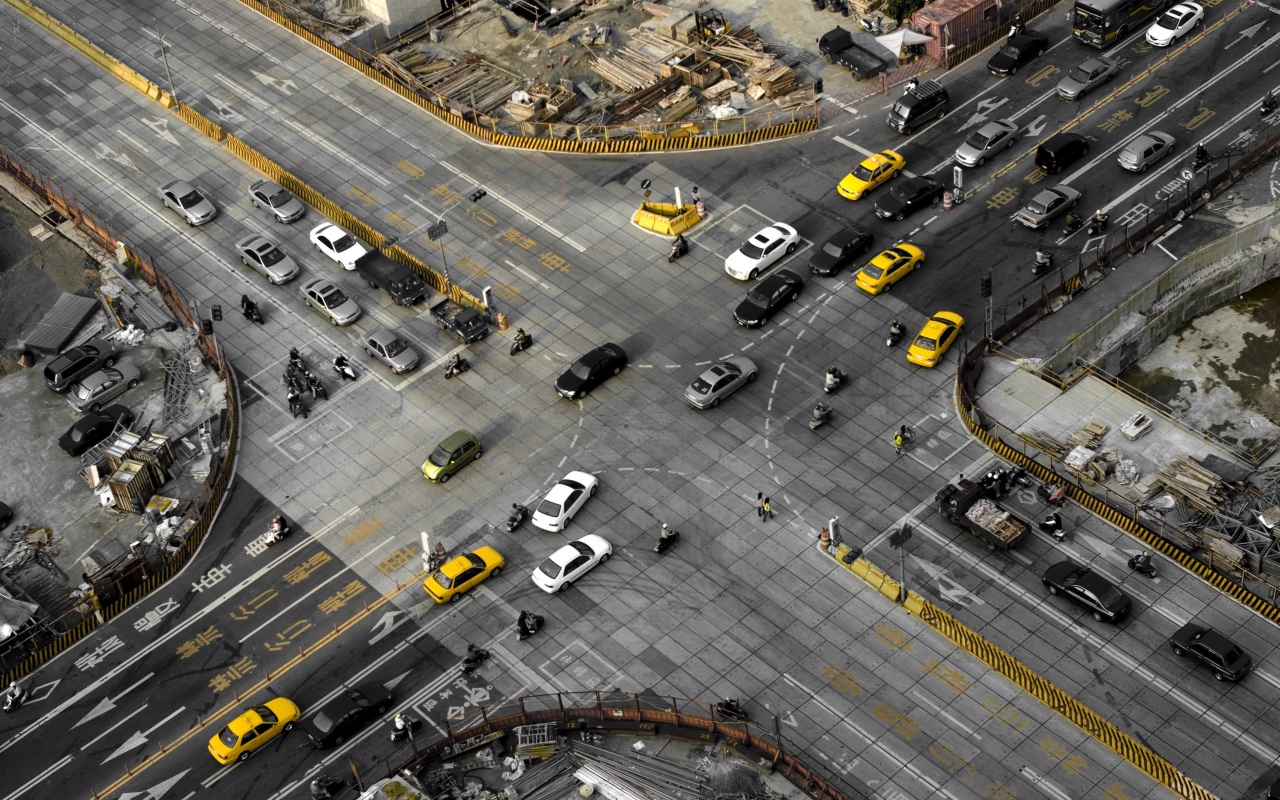 Такси на перекрестке в городе, Япония