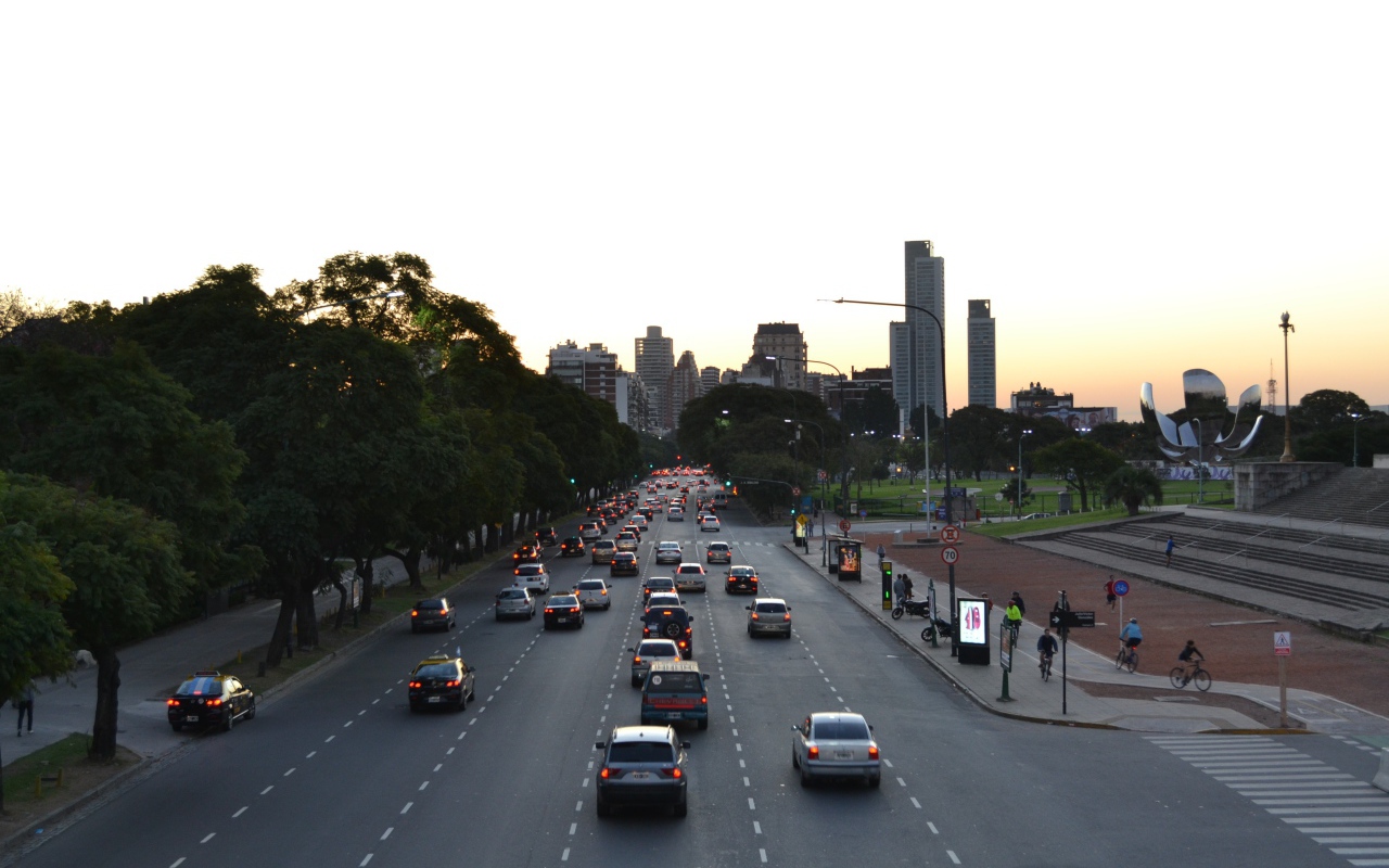 Движение на шоссе в Буэнос-Айресе