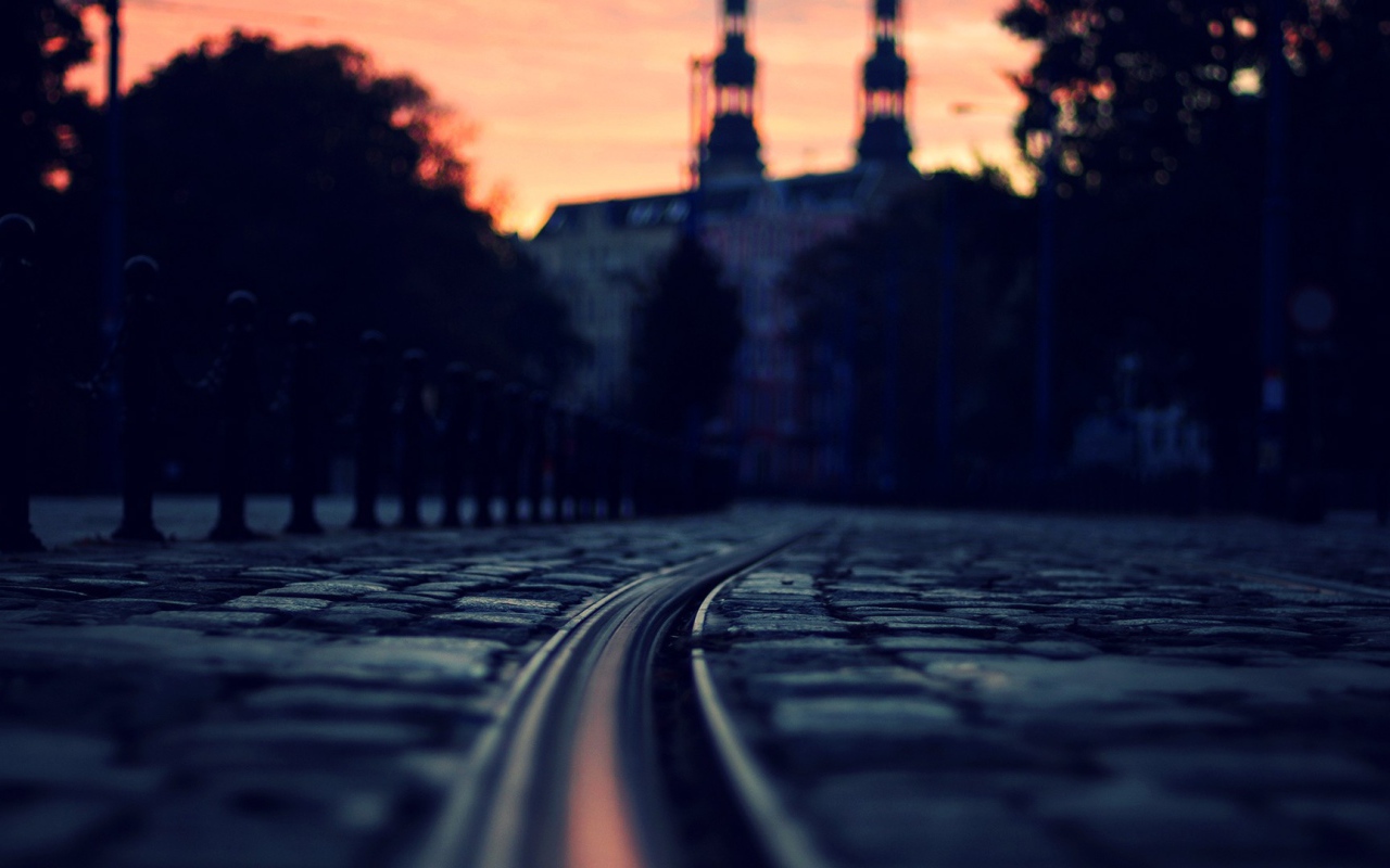 Рельсы для трамвая среди брусчатки