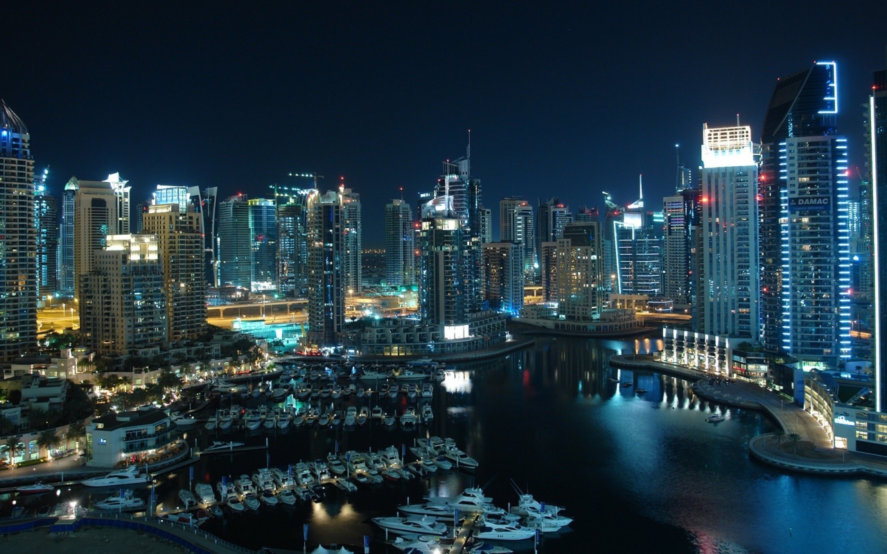 Яхты в порту большого ночного города