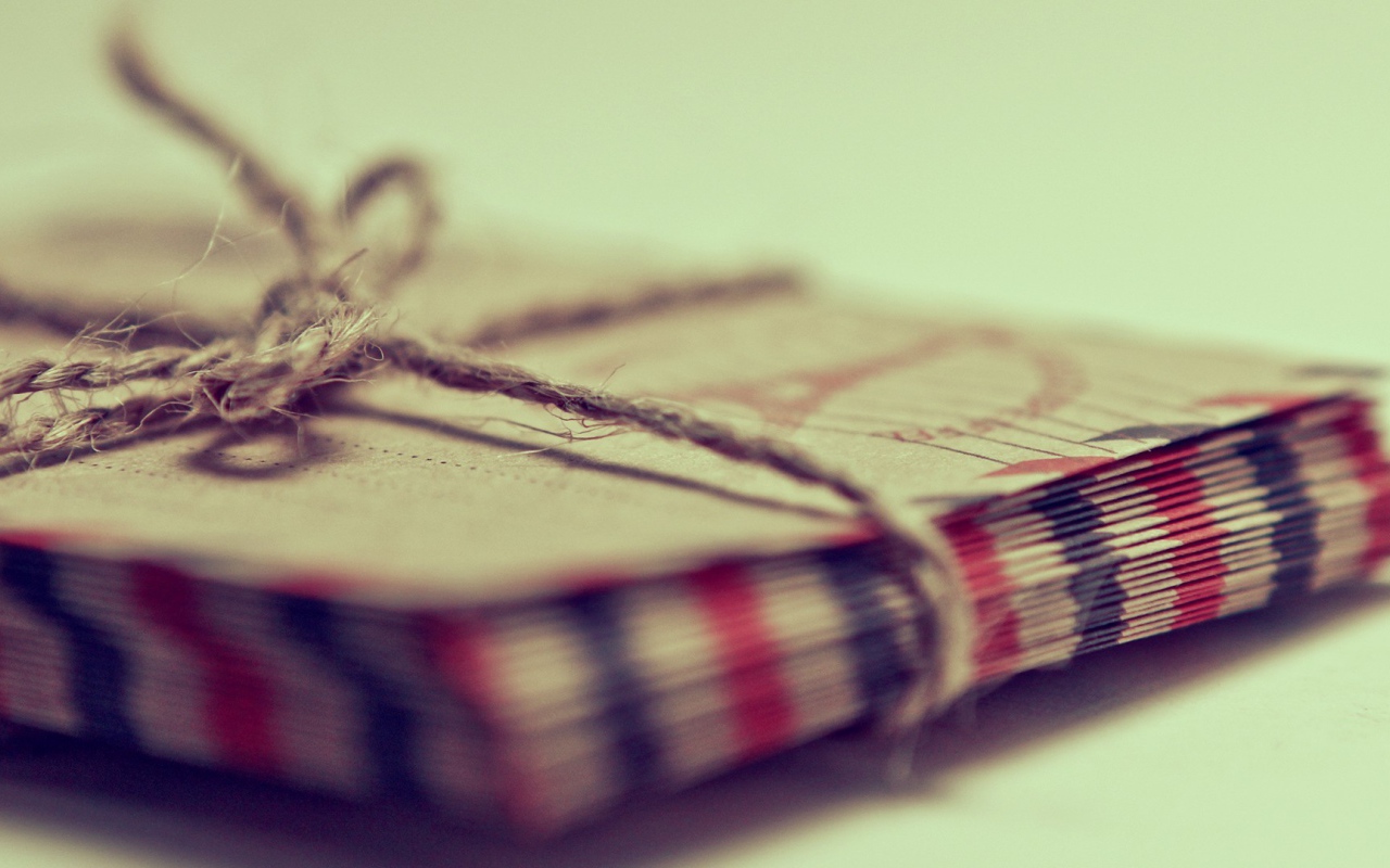 Стопка писем перевязана веревкой