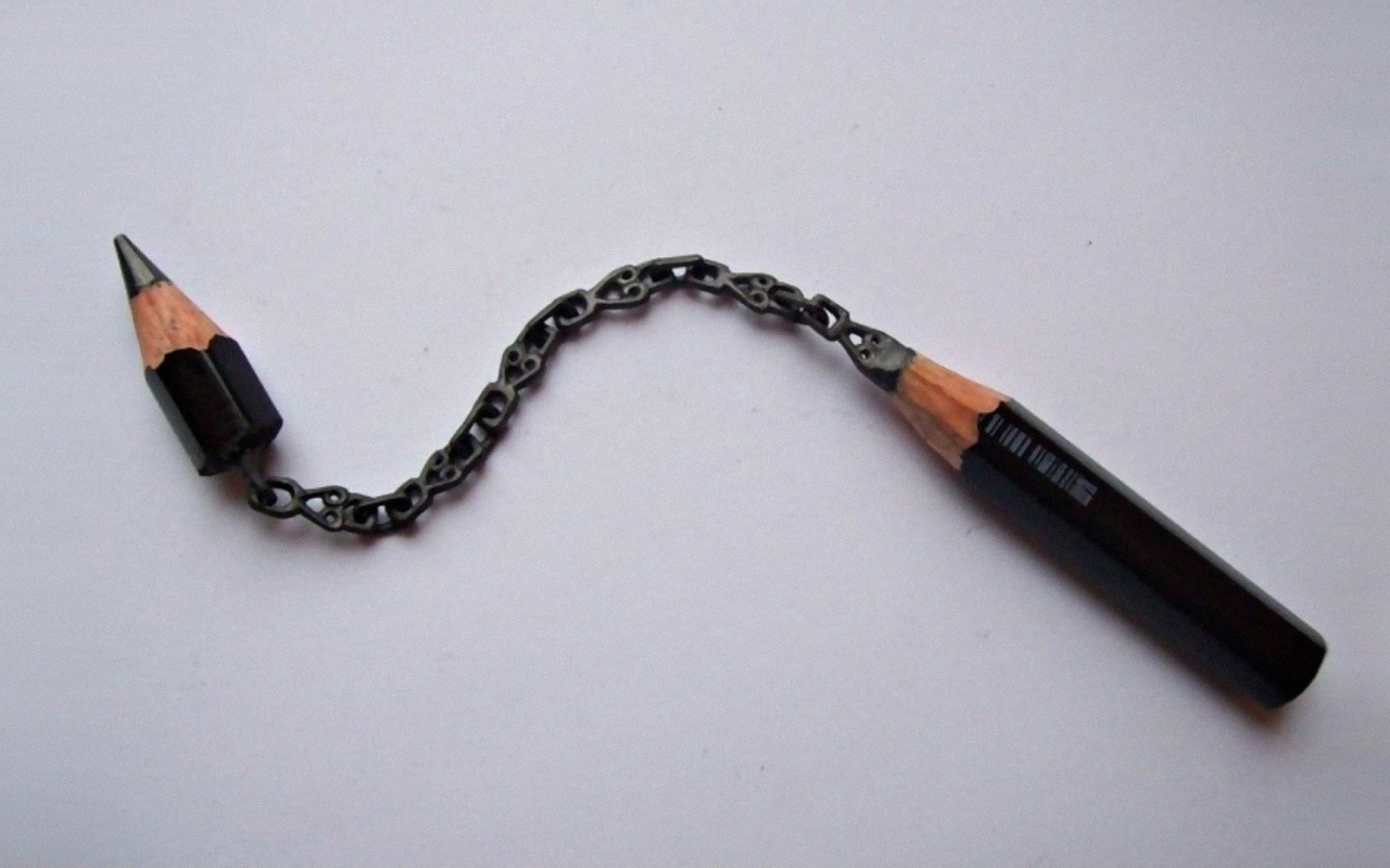 Произведение искусства из черного карандаша
