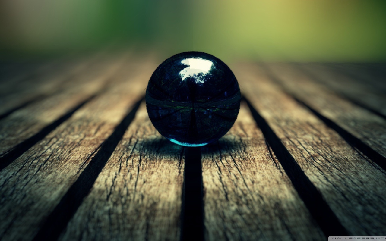Черный зеркальный шар на досках