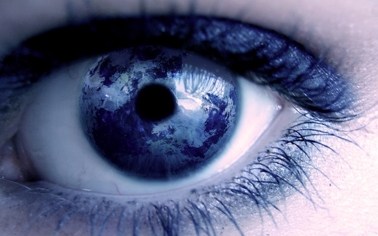 Голубая планета отражается в глазу