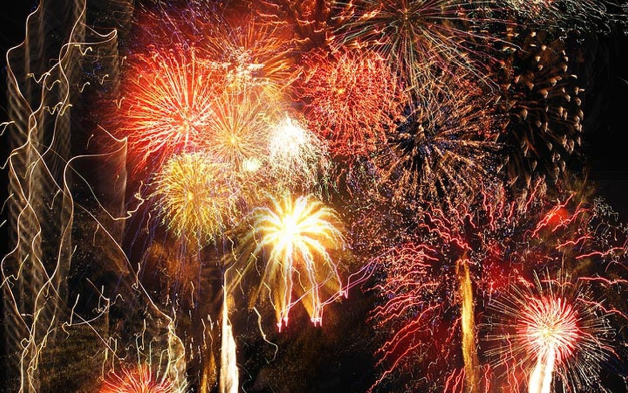 Яркий новогодний фейерверк