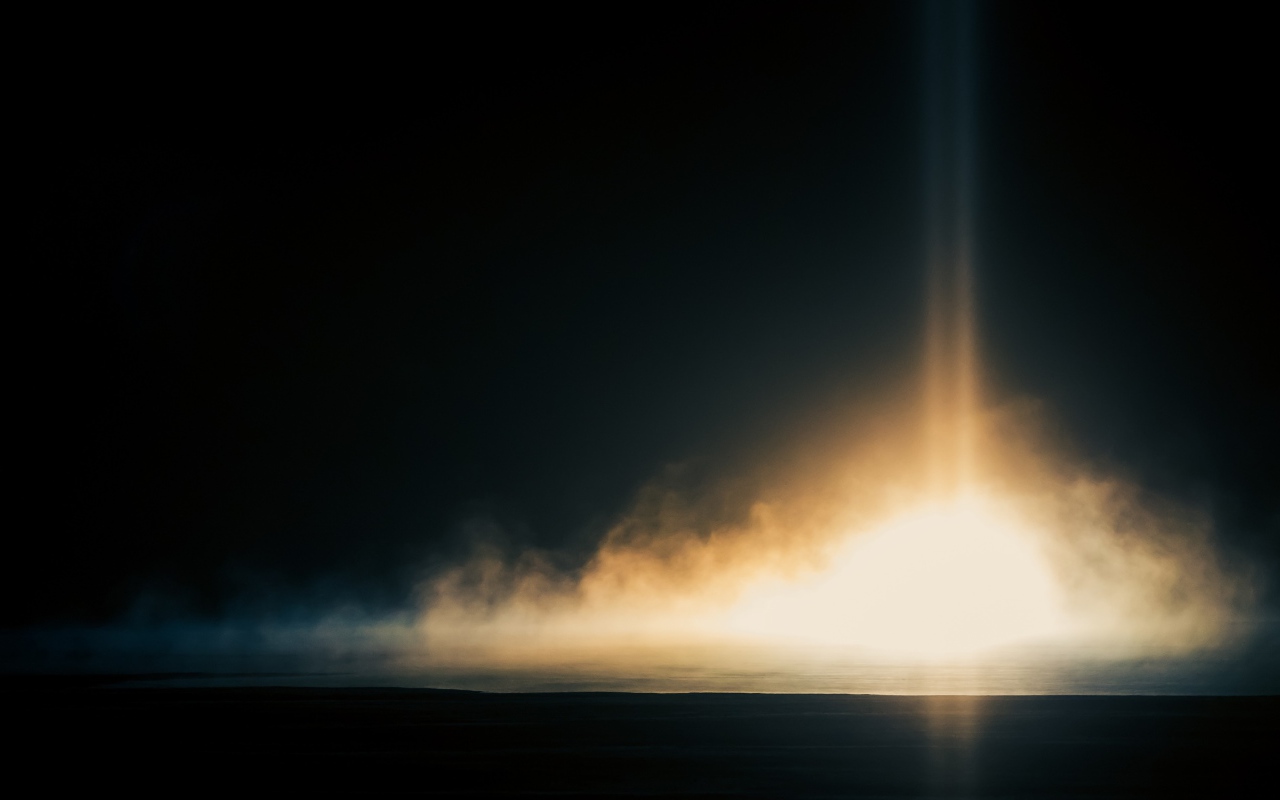 Яркий свет в ночи