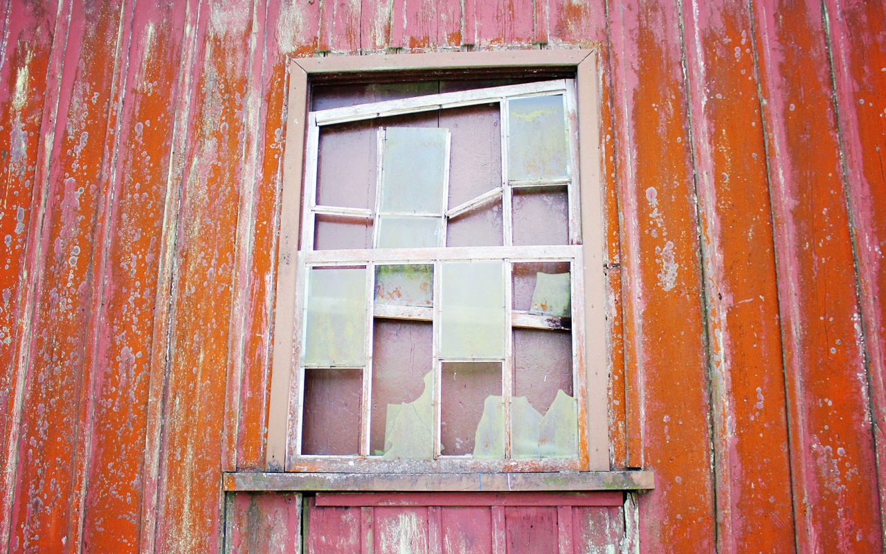 Разбитое окно в доме