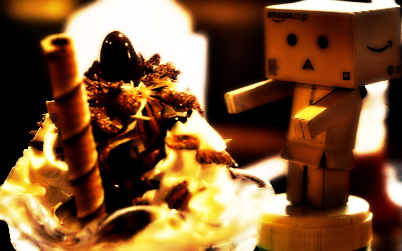 Картонный человечек смотрит на пирожное