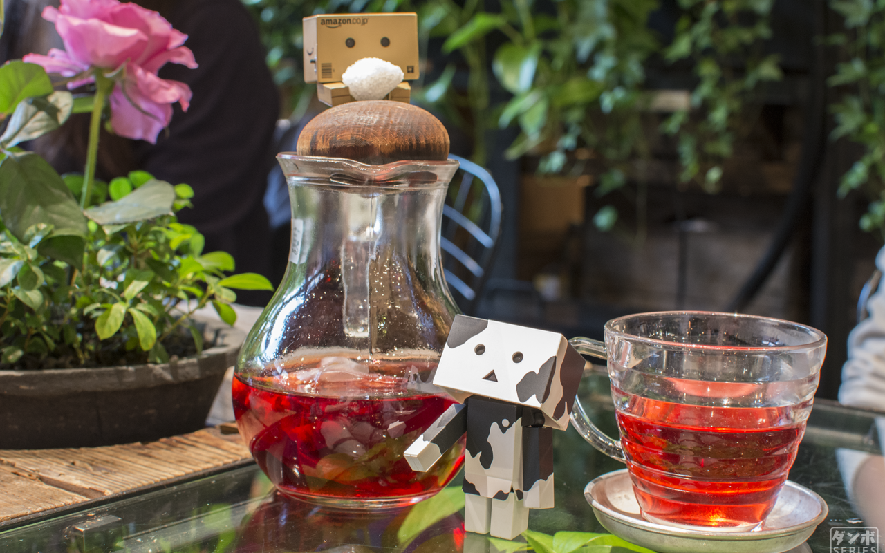 Картонные человечки на столе