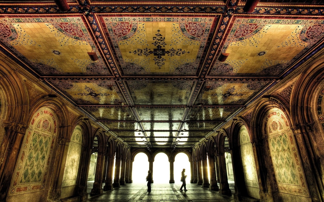 Декоративное украшение холла