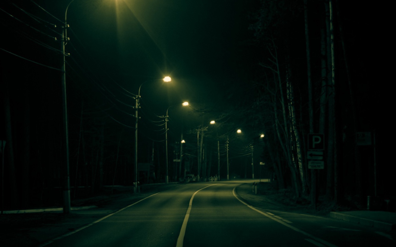 Вечерние огни на пустынной улице