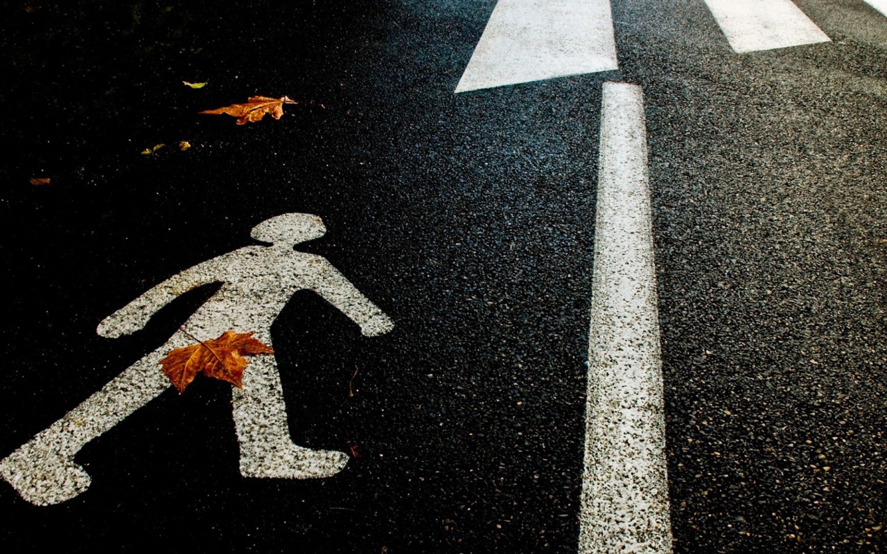 Фигурка человека на асфальте