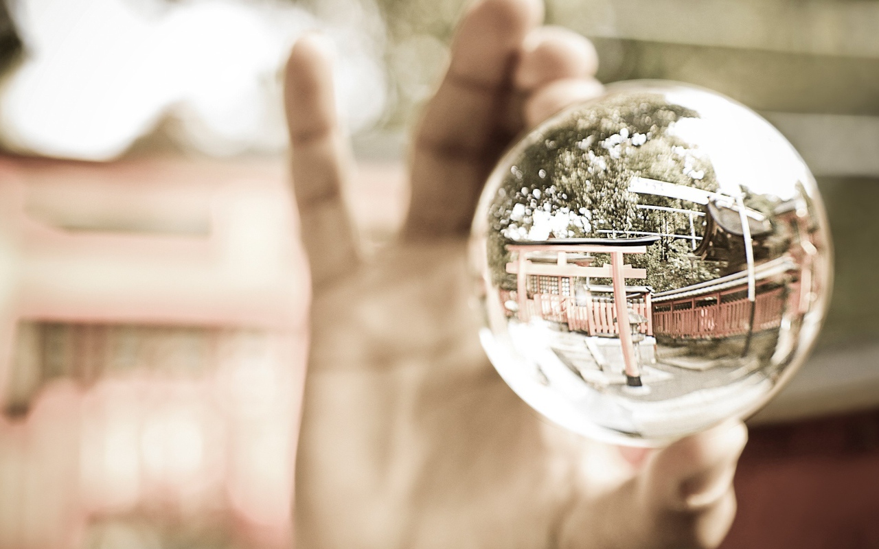 Стеклянный шар в руке