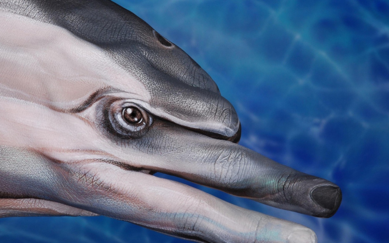 Рука изображает дельфина