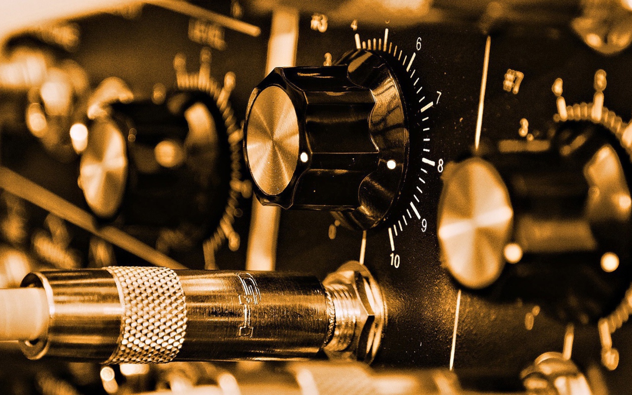 Ручки на пульте звукорежиссера