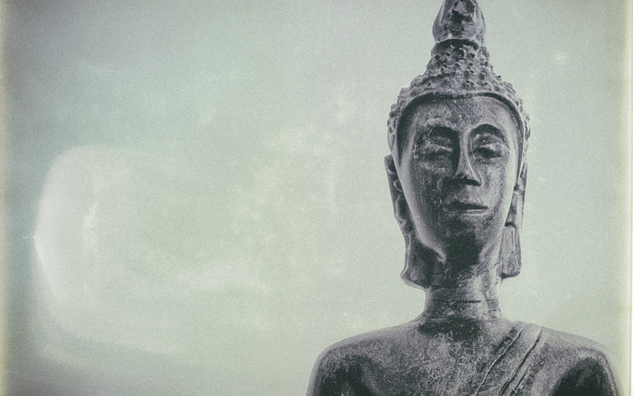 Голова Будды из камня