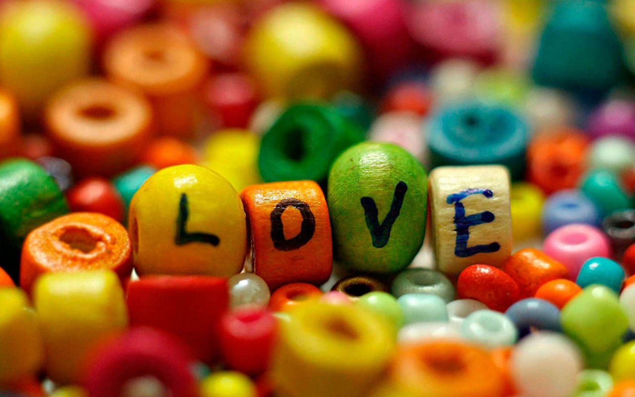 Надпись Любовь на деревянных бусинках