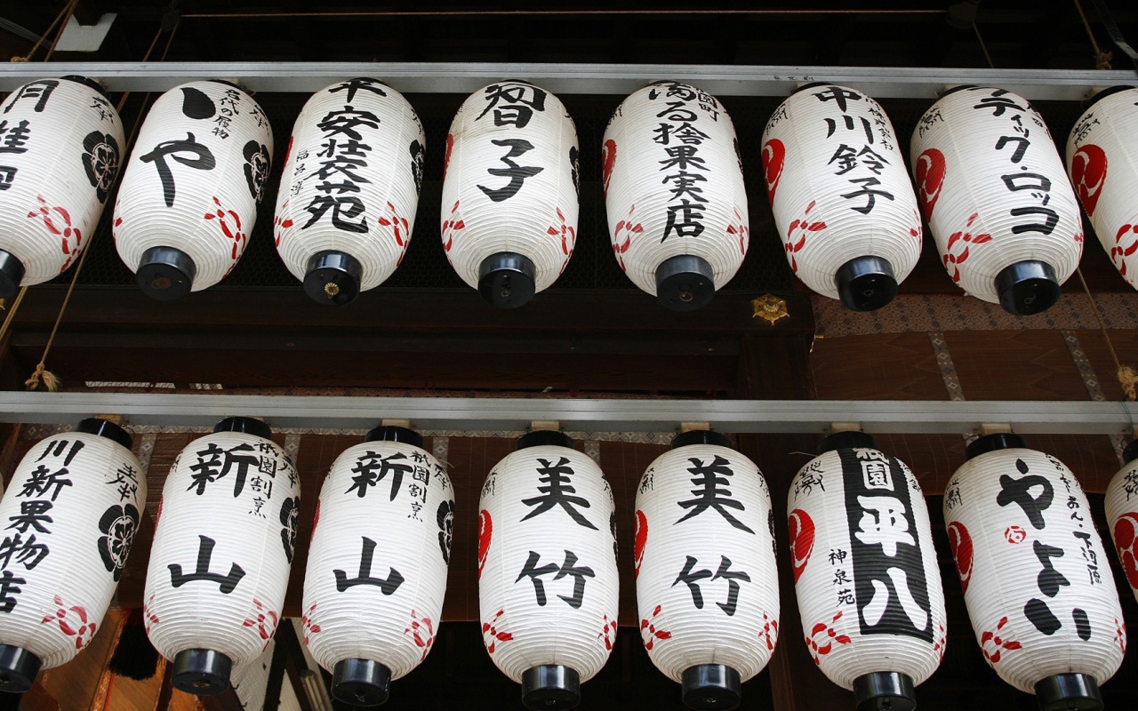 Японские фонарики под крышей