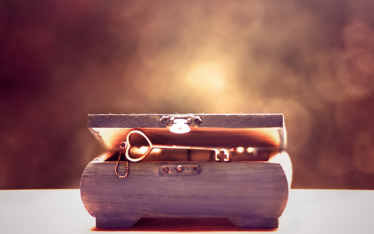 Ключ и деревянная шкатулка