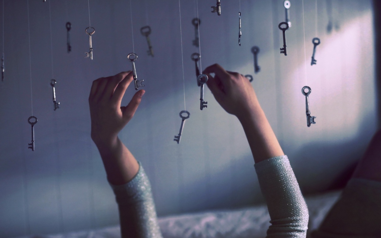 Ключи висят на нитках