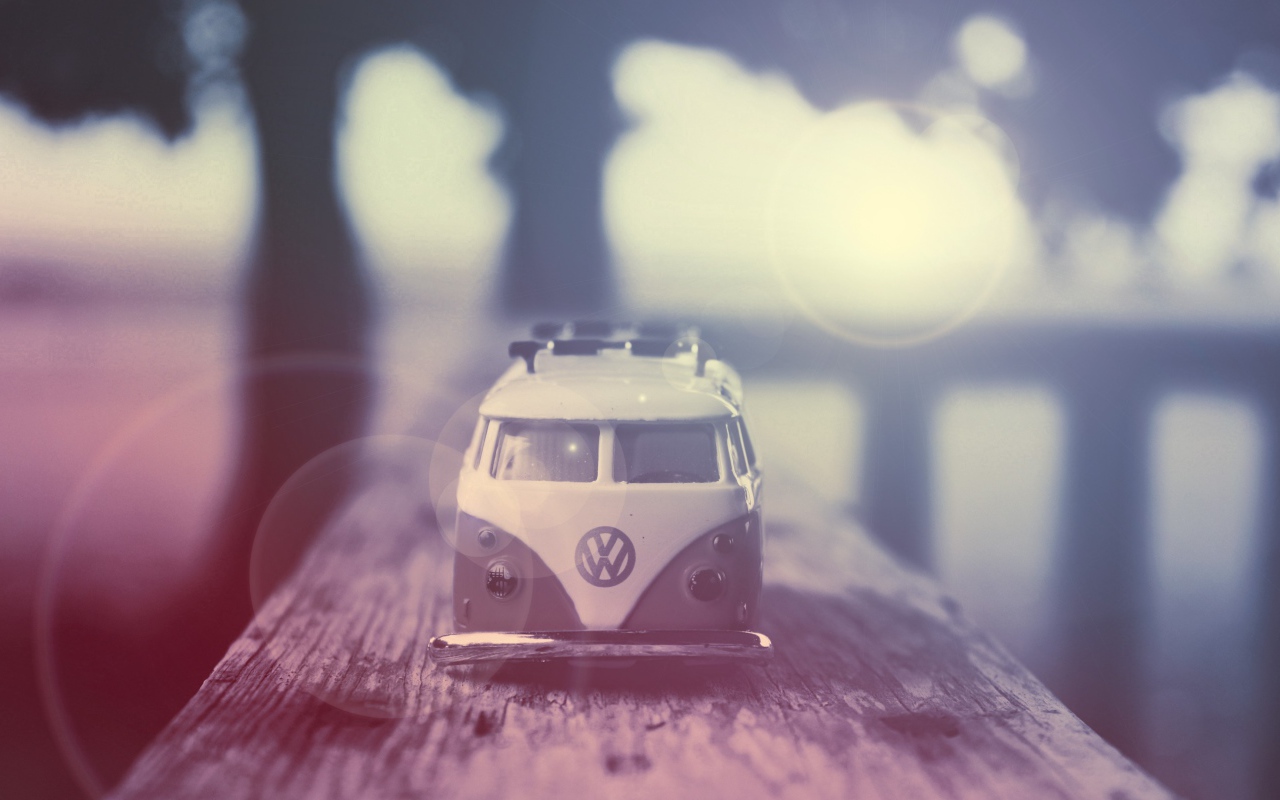 Модель старого автомобиля на доске