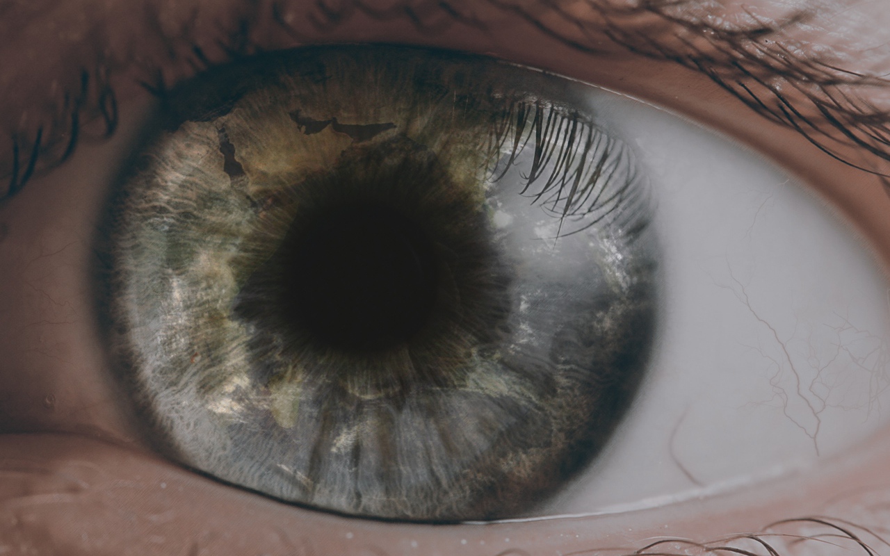 Открытый глаз человека