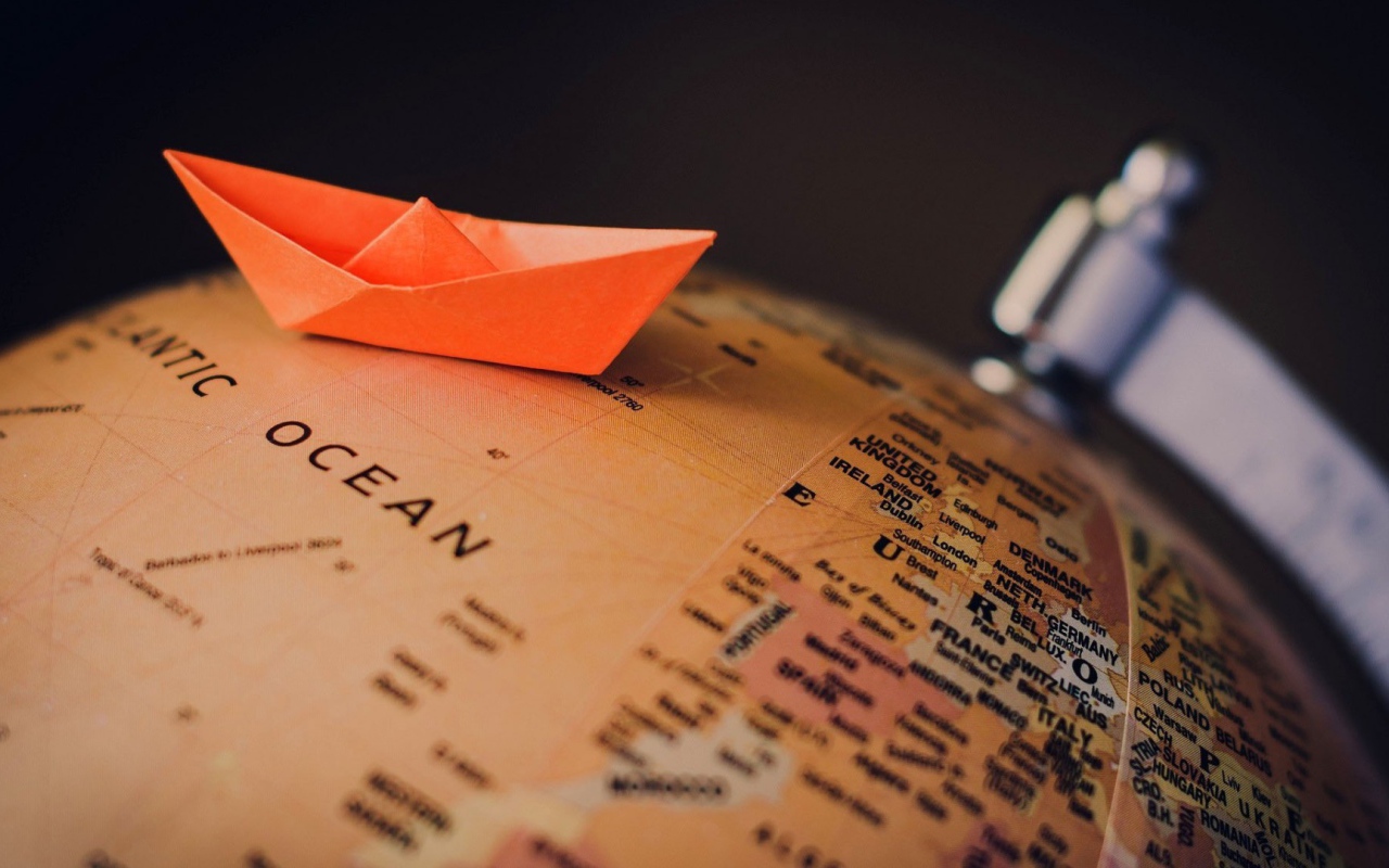 Бумажный кораблик на глобусе