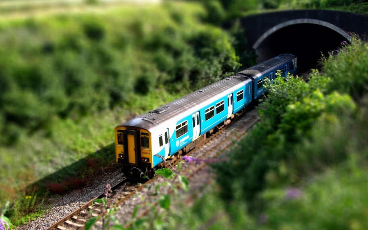 Пассажирский поезд скрывается в тоннеле