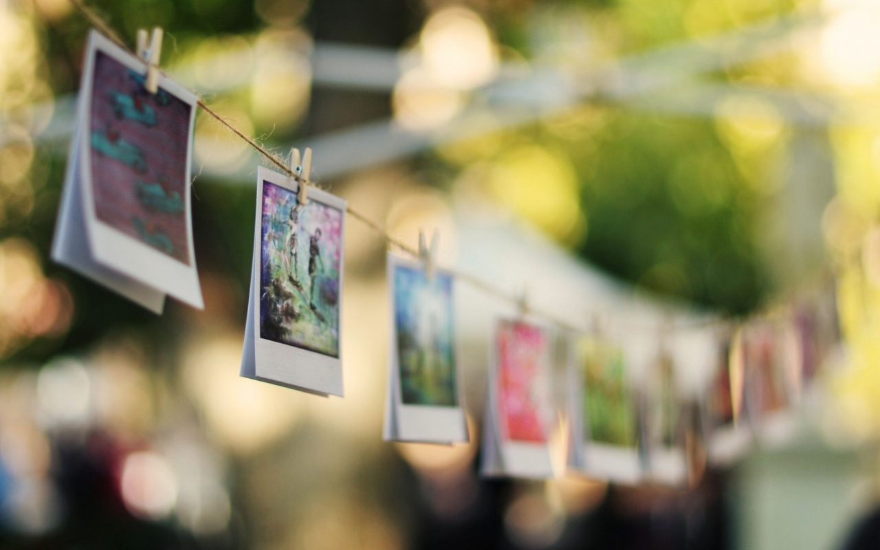 Фотографии висят на веревке