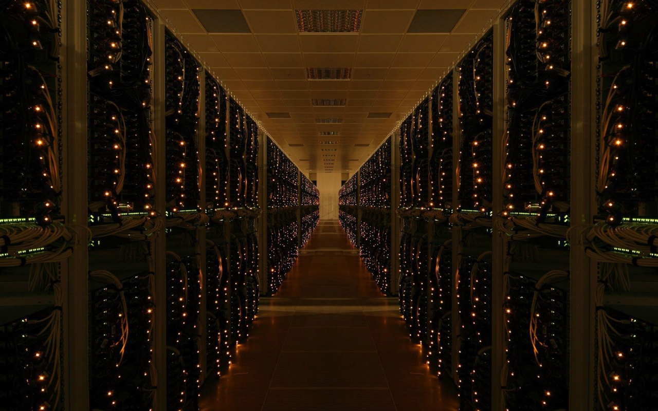Стойки с серверами в дата центре