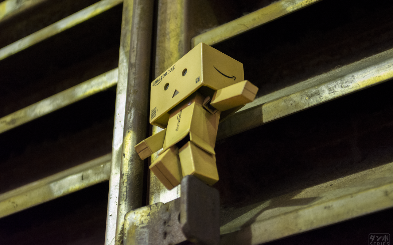 Робот Дандо на решетке вентиляции